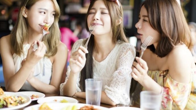 Nằm mơ thấy ăn uống với bạn bè đánh con gì?